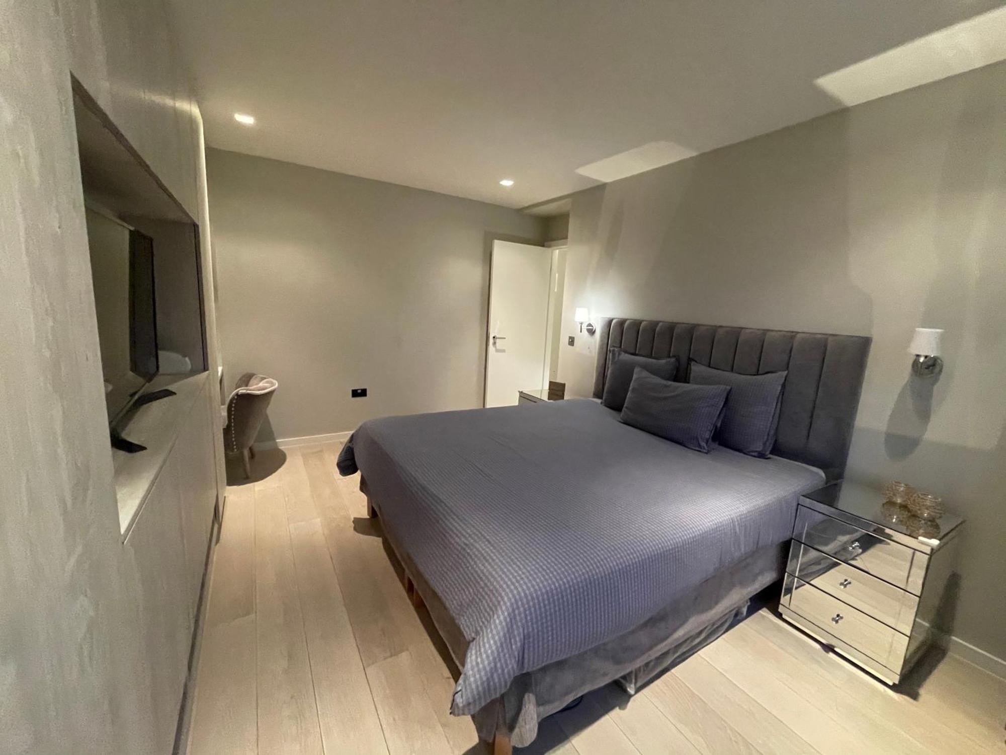 Apartment Modern And Luxurious 2 Bedroom Flat - Barons Court London