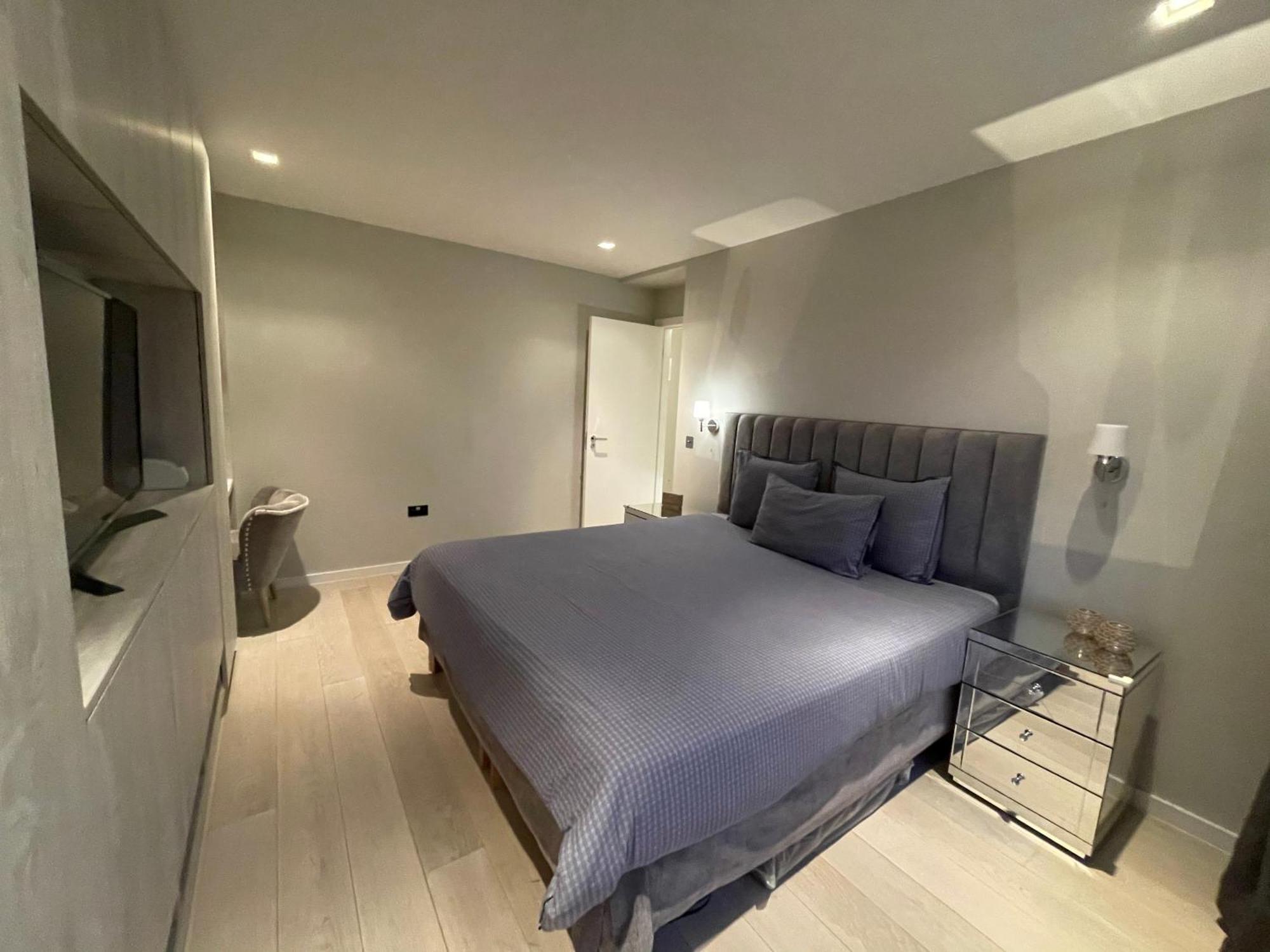 Modern And Luxurious 2 Bedroom Flat - Barons Court * London