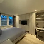 Modern And Luxurious 2 Bedroom Flat - Barons Court