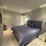 Modern And Luxurious 2 Bedroom Flat - Barons Court