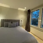 Modern And Luxurious 2 Bedroom Flat - Barons Court