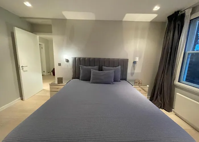 Modern And Luxurious 2 Bedroom Flat - Barons Court