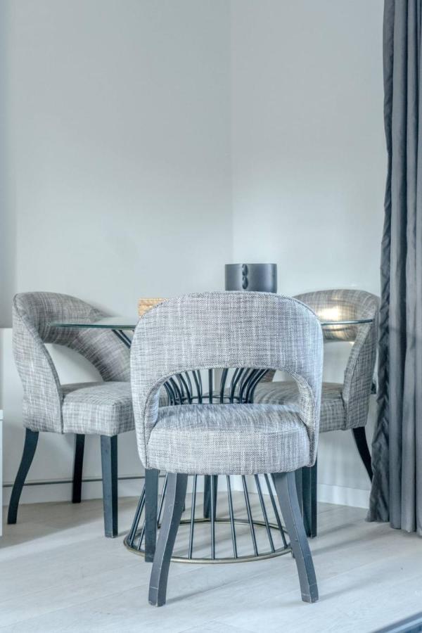 Modern And Luxurious 2 Bedroom Flat - Barons Court London