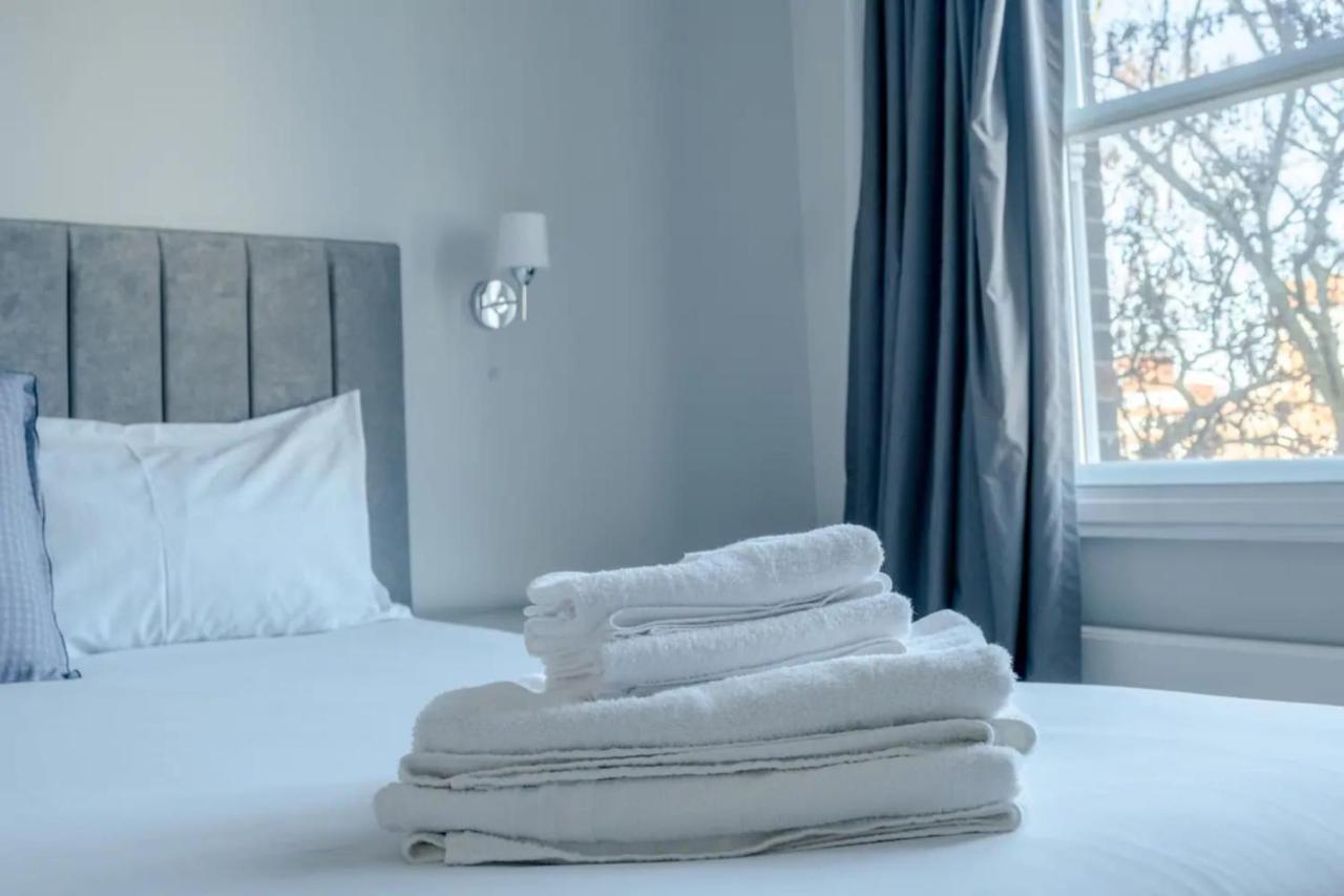 Modern And Luxurious 2 Bedroom Flat - Barons Court London