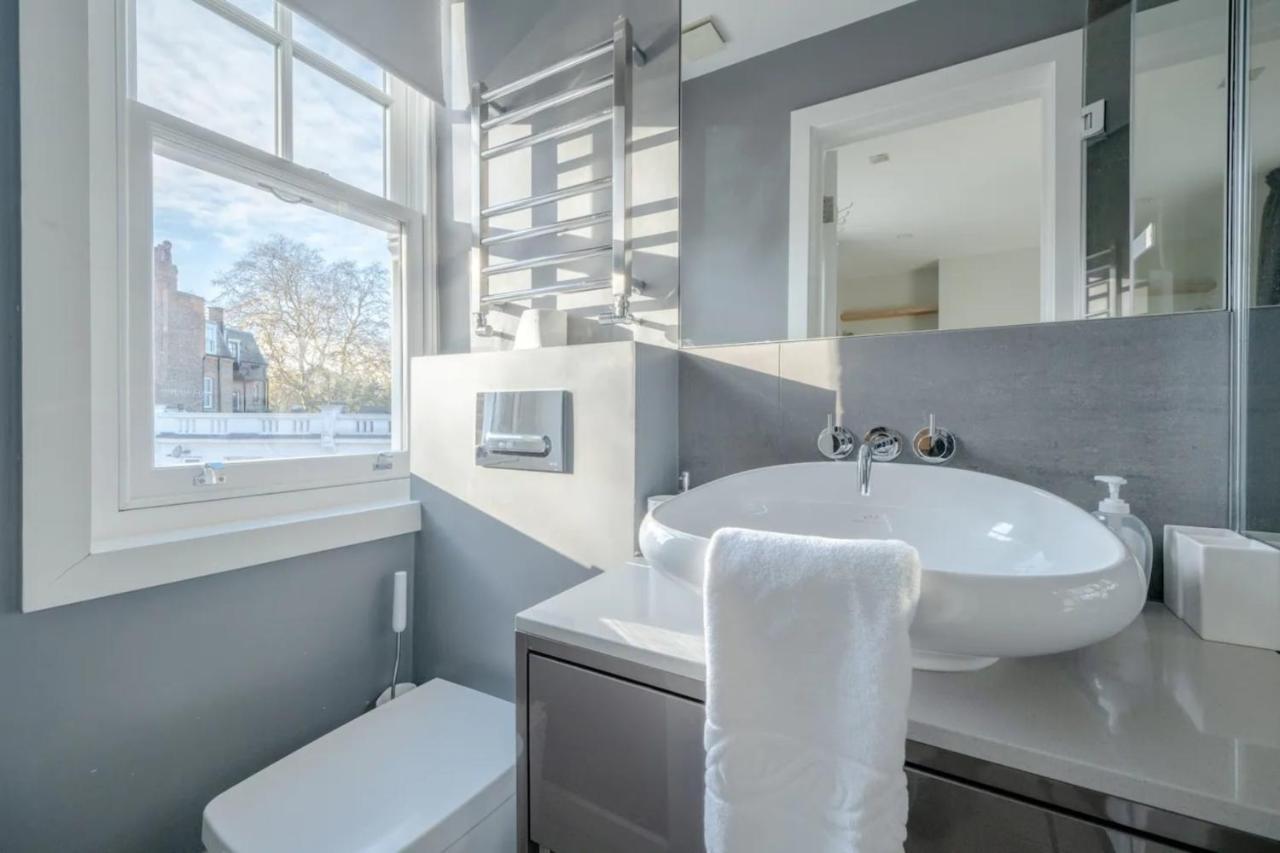 Modern And Luxurious 2 Bedroom Flat - Barons Court London