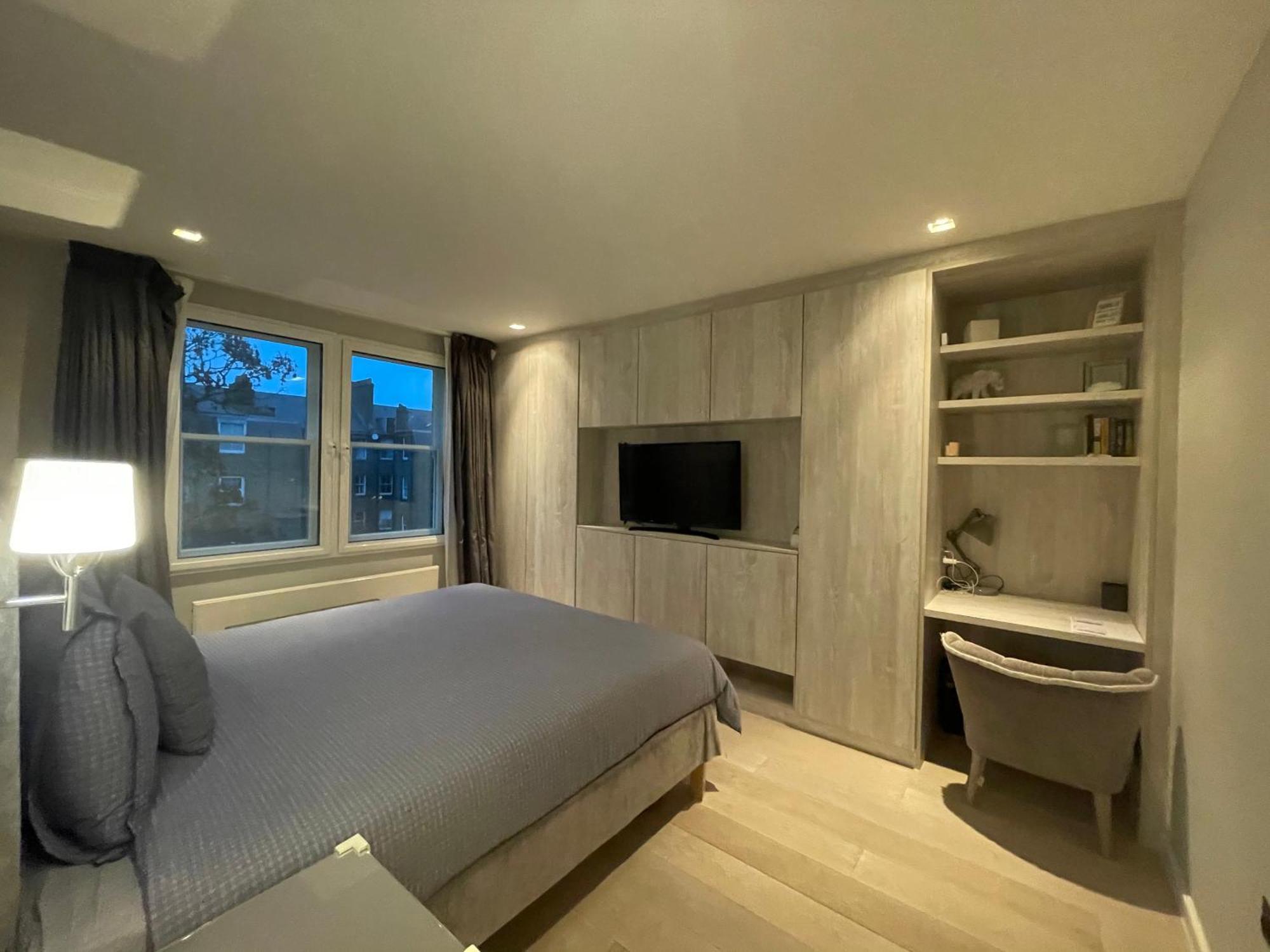Modern And Luxurious 2 Bedroom Flat - Barons Court London