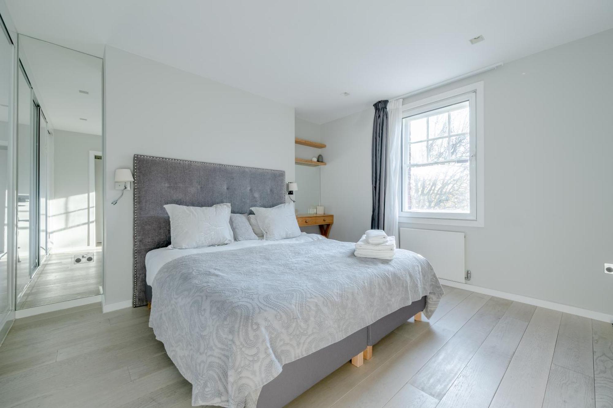 Modern And Luxurious 2 Bedroom Flat - Barons Court Apartment London