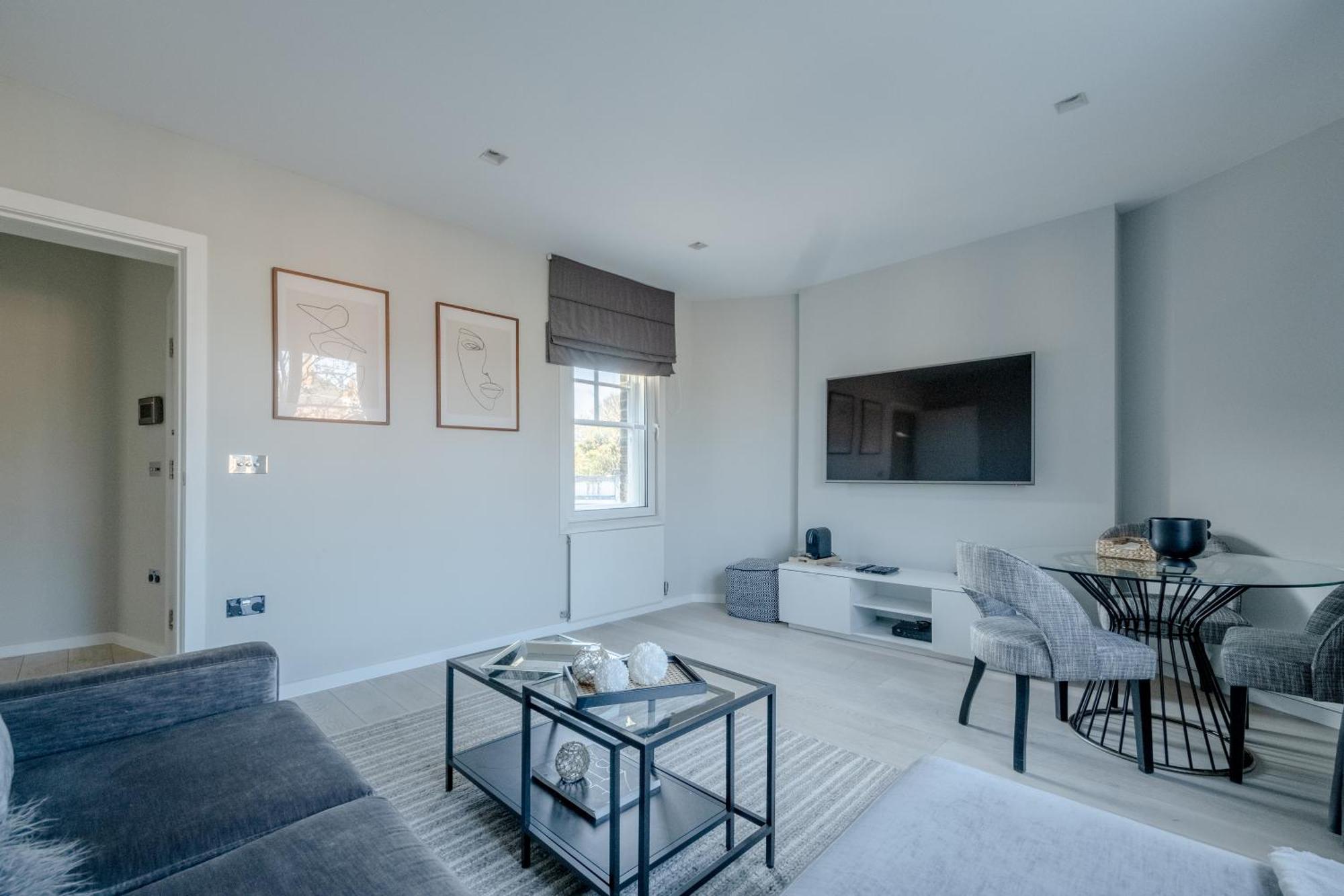 Modern And Luxurious 2 Bedroom Flat - Barons Court * London