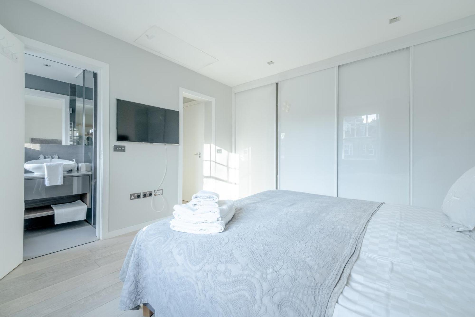 Modern And Luxurious 2 Bedroom Flat - Barons Court Apartment *