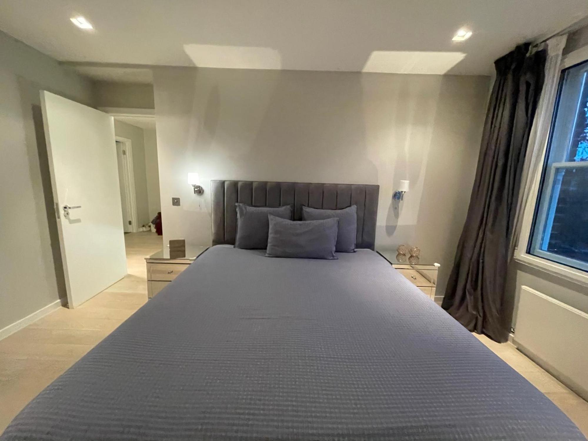 Modern And Luxurious 2 Bedroom Flat - Barons Court Apartment London