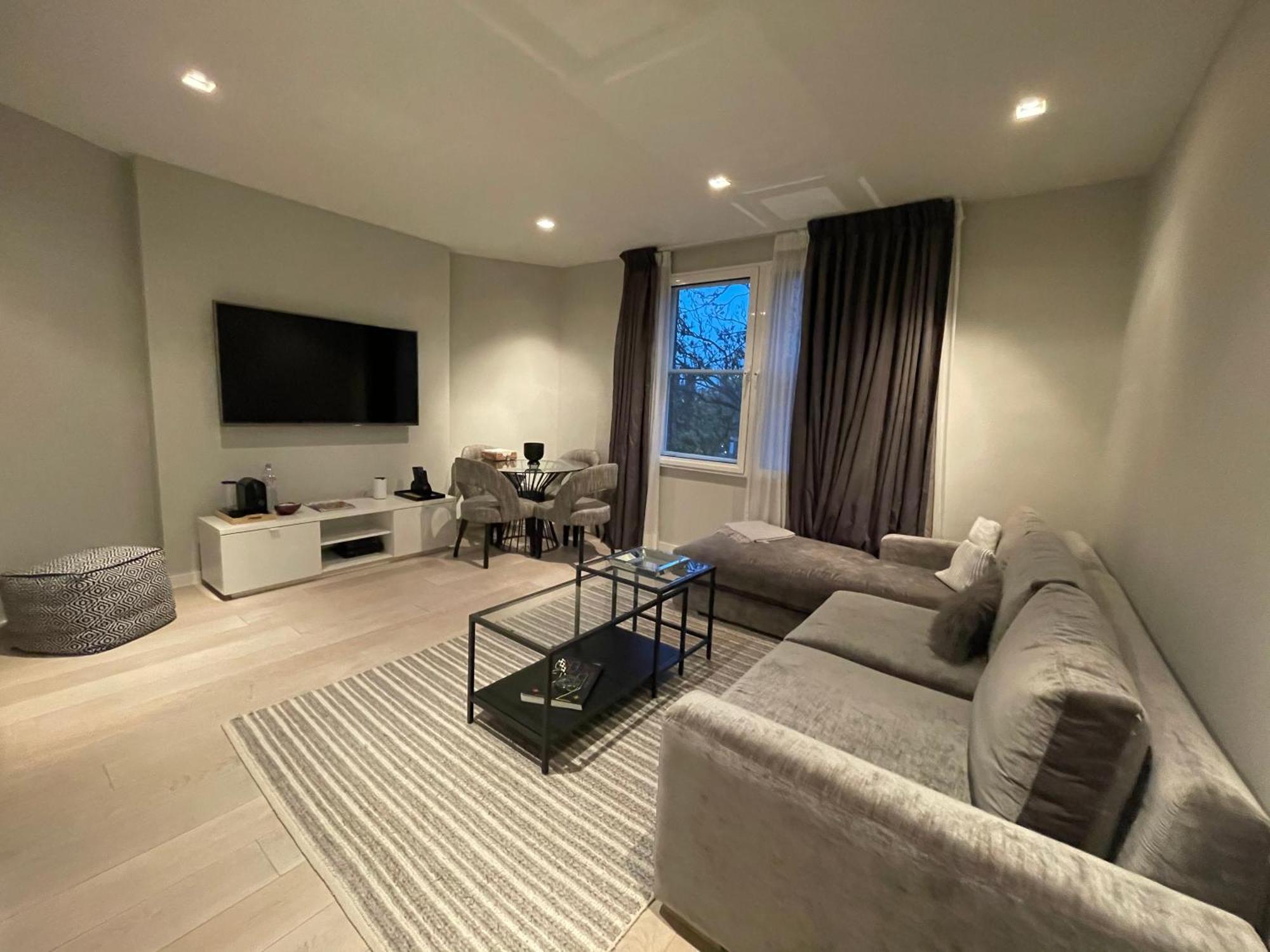 Modern And Luxurious 2 Bedroom Flat - Barons Court Apartment *