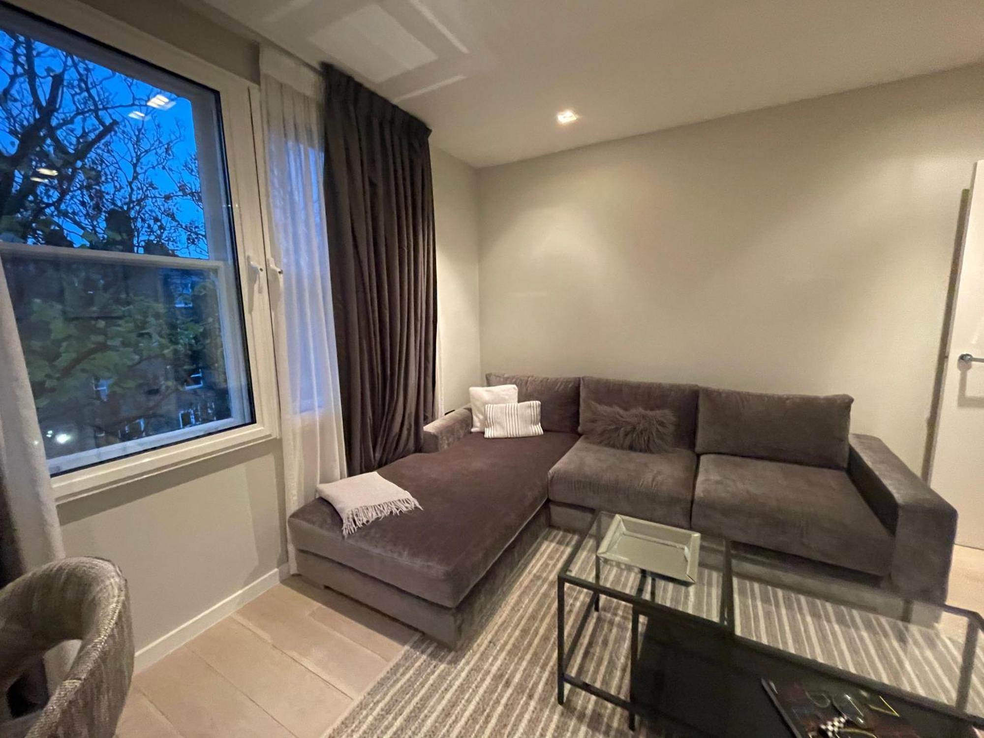 Modern And Luxurious 2 Bedroom Flat - Barons Court *