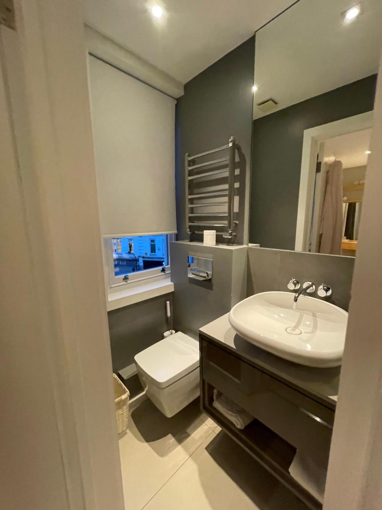 Modern And Luxurious 2 Bedroom Flat - Barons Court * London