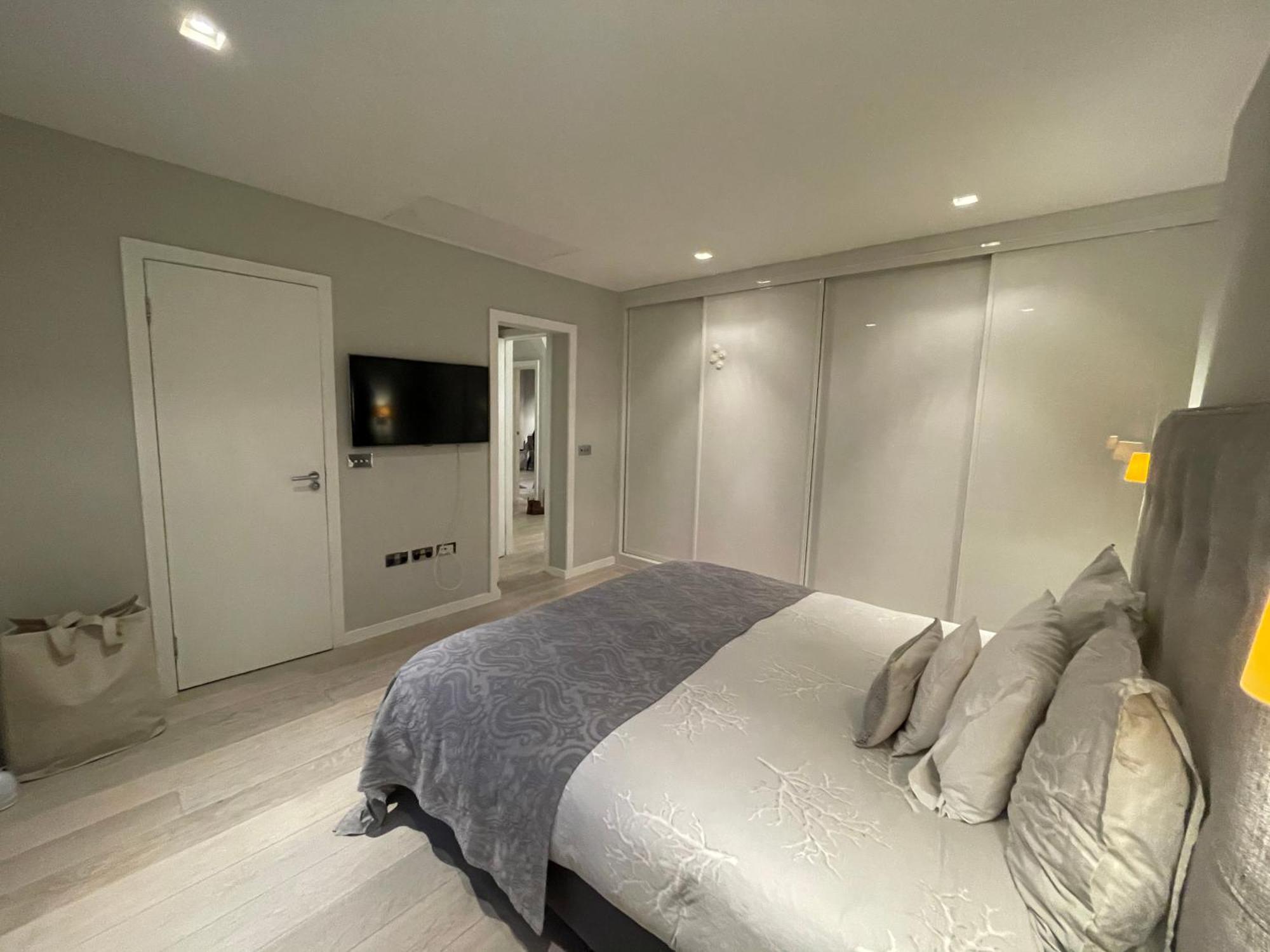 Modern And Luxurious 2 Bedroom Flat - Barons Court Apartment
