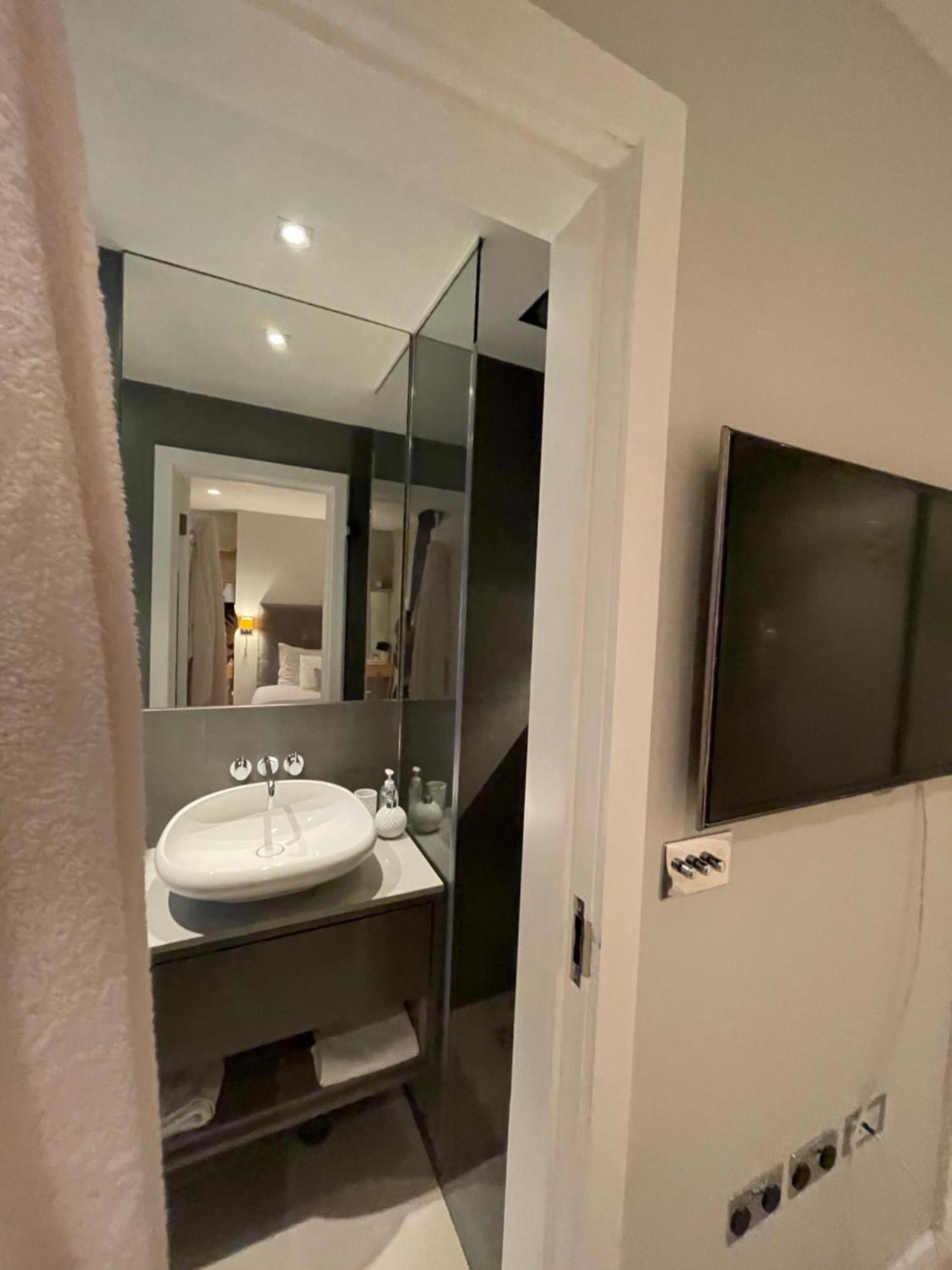 Apartment Modern And Luxurious 2 Bedroom Flat - Barons Court *