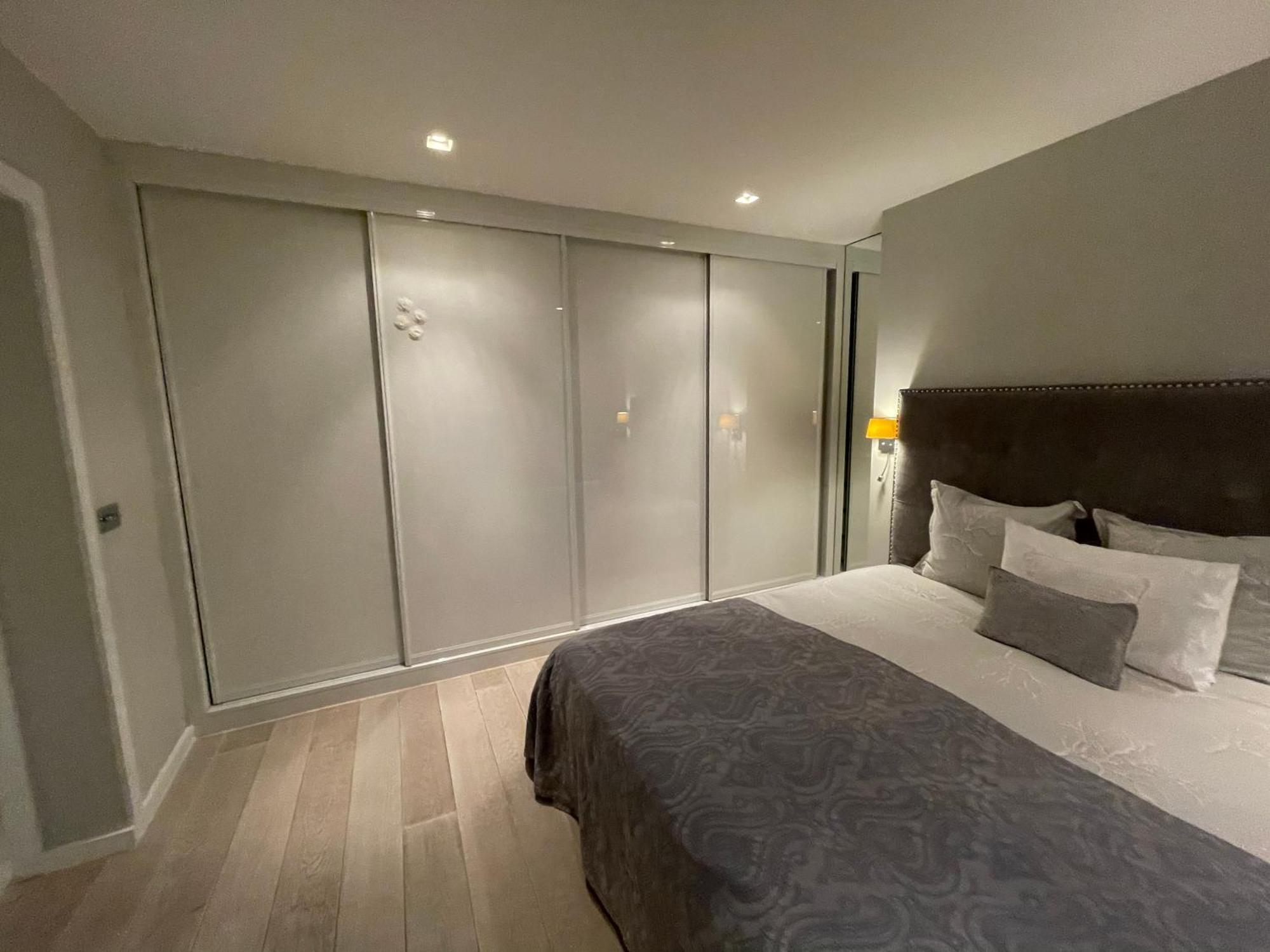 Modern And Luxurious 2 Bedroom Flat - Barons Court Apartment London