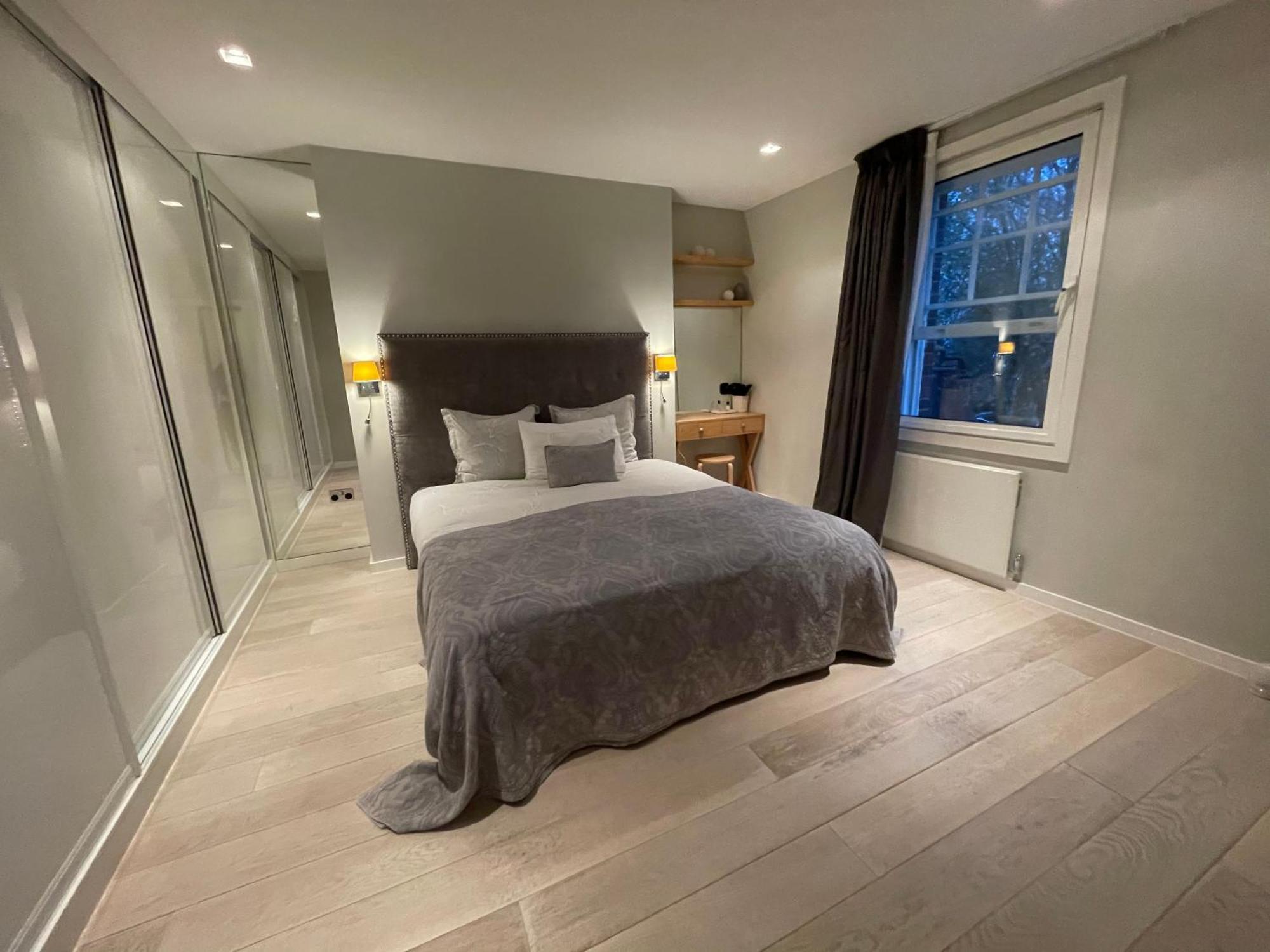 Modern And Luxurious 2 Bedroom Flat - Barons Court London