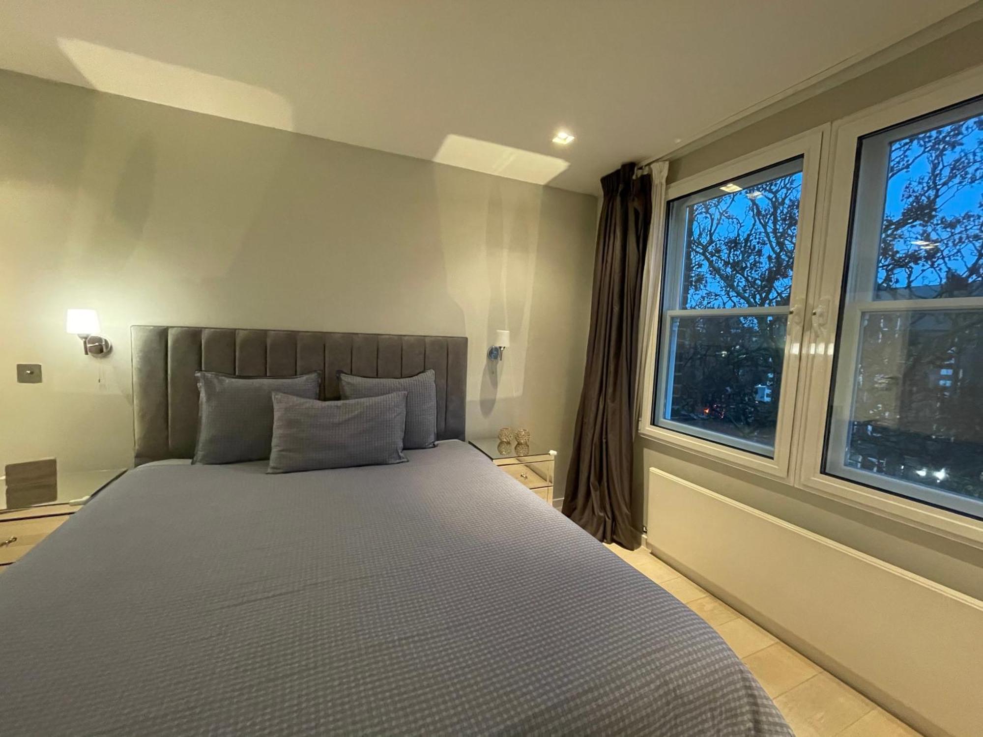 Modern And Luxurious 2 Bedroom Flat - Barons Court