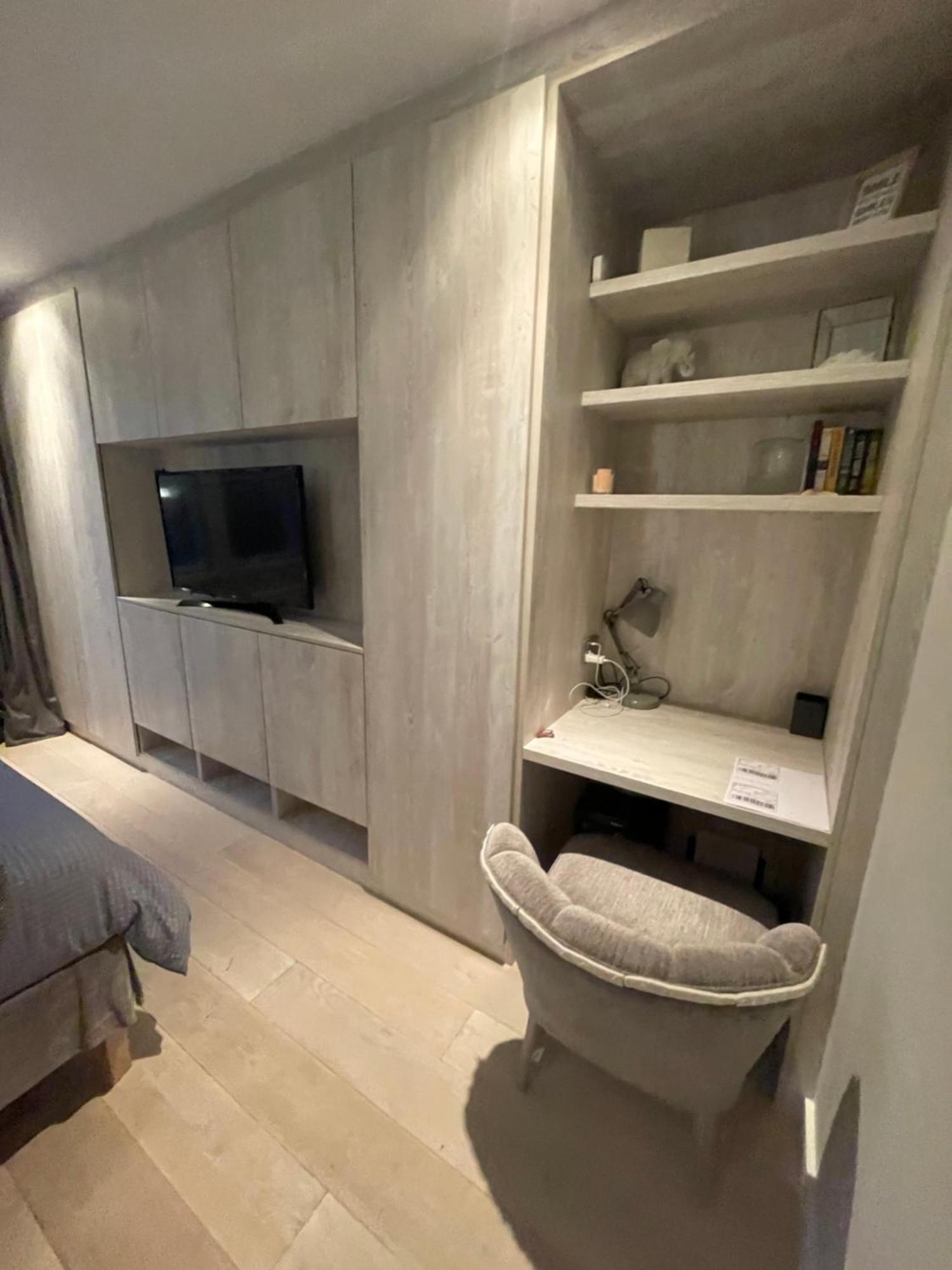 Modern And Luxurious 2 Bedroom Flat - Barons Court *